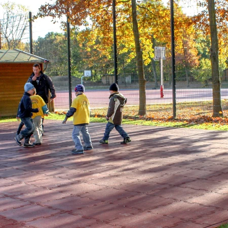 Le terrain de sport de l'école, équipé de dalles sportives WARCO rouges qui offrent une protection en cas de chute.