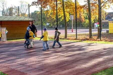 Le terrain de sport de l'école, équipé de dalles sportives WARCO rouges qui offrent une protection en cas de chute.