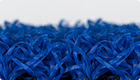 L'échantillon d'une dalle WARCO en gazon artificiel laminé en couleur bleu.