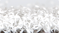 L'échantillon d'une dalle WARCO en gazon artificiel laminé en couleur blanc.