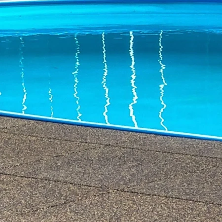 Les dalles élastiques WARCO résistantes aux intempéries et au gel pour l'aménagement des piscines extérieures.