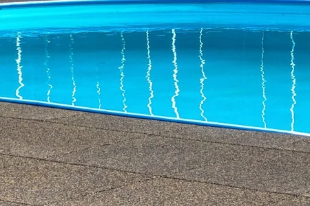 Les dalles élastiques WARCO résistantes aux intempéries et au gel pour l'aménagement des piscines extérieures.