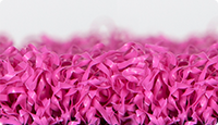 L'échantillon d'une dalle WARCO en gazon artificiel laminé en couleur rose.