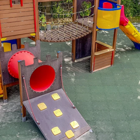 Les tapis et dalles antichoc WARCO offrent une sécurité certifiée dans toutes les aires de jeux publiques, conformément à la norme EN 1176.