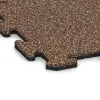La vue détaillée sur les bords du produit WARCO 4214, Dalle sportive 1,8 cm, au format 500 x 500 x 18 mm, en couleur Café au lait.