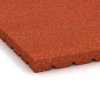 La vue détaillée sur les bords du produit WARCO 3641, Tapis d’écurie HD, au format 100 x 100 x 4 cm, en couleur Rouge brique.