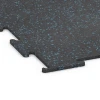 La vue détaillée sur les bords du produit WARCO 6451, Sol de Fitness Compact, au format 100 × 100 × 0,8 cm, en couleur Bleu doux moucheté.