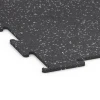 La vue détaillée sur les bords du produit WARCO 6452, Sol de Fitness Compact, au format 100 × 100 × 0,8 cm, en couleur Gris doux moucheté.