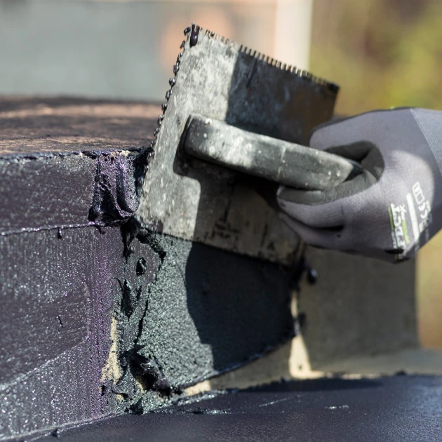 La vue détaillée sur les bords du produit WARCO 0035, ALLESDICHT – Étanchéité, au format 3 kg | 0,9 m², en couleur Noir.