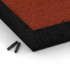 La vue détaillée sur les bords du produit WARCO 6278, Dalle amortissante – 300 cm, au format 50 x 50 x 11 cm, en couleur Rouge brique.