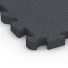 La vue détaillée sur les bords du produit WARCO 6983, Dalles de terrain multisport, au format 50 x 50 x 4 cm | 0,25 m², en couleur Gris ardoise.