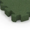 La vue détaillée sur les bords du produit WARCO 6311, Dalle amortissante à emboîtement puzzle, au format 50 x 50 x 6 cm | 0,25 m², en couleur Vert herbe.