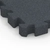 La vue détaillée sur les bords du produit WARCO 6408, Dalle amortissante – 220 cm, au format 50 x 50 x 6 cm | 0,25 m², en couleur Gris ardoise.