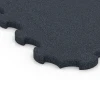 La vue détaillée sur les bords du produit WARCO 6391, Stallmatte Puzzle, au format 102,5 x 102,5 x 3 cm | 1,05 m², en couleur Anthracite.