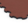 La vue détaillée sur les bords du produit WARCO 6392, Stallmatte Puzzle, au format 102,5 x 102,5 x 3 cm | 1,05 m², en couleur Rouge brique.