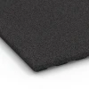 La vue détaillée sur les bords du produit WARCO 6383, Stallmatte Komfort, au format 100 x 100 x 4 cm, en couleur Anthracite.