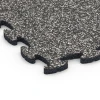 La vue détaillée sur les bords du produit WARCO 6778, Dalle fitness gymnastique, au format 44,6 x 44,6 x 1,8 cm, en couleur Granit gris foncé.