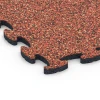 La vue détaillée sur les bords du produit WARCO 6791, Dalle balcon caoutchouc, au format 44,6 x 44,6 x 1,8 cm, en couleur Etna.