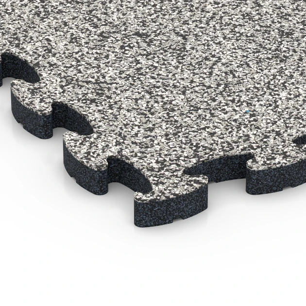 La vue détaillée sur les bords du produit WARCO 6950, Dalle terrain multisport, au format 44,6 x 44,6 × 2,8 cm, en couleur Granit gris.