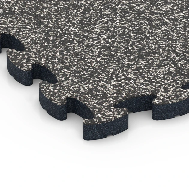 La vue détaillée sur les bords du produit WARCO 6877, Dalle Fitness Max, au format 44,6 x 44,6 × 2,8 cm, en couleur Granit gris foncé.