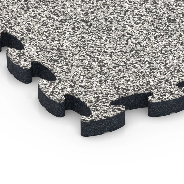 La vue détaillée sur les bords du produit WARCO 6878, Dalle Fitness Max, au format 44,6 x 44,6 × 2,8 cm, en couleur Granit gris.