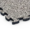 La vue détaillée sur les bords du produit WARCO 6815, Dalle balcon aspect pierre, au format 28,9 x 28,9 x 1,8 cm, en couleur Granit gris.