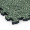La vue détaillée sur les bords du produit WARCO 6816, Dalle balcon aspect pierre, au format 28,9 x 28,9 x 1,8 cm, en couleur Gazon anglais.