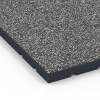La vue détaillée sur les bords du produit WARCO 7141, Revêtement sportif extérieur, au format 60 x 60 x 4 cm | 0,36 m², en couleur Granit gris foncé.