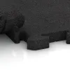 Le gros plan sur le système de connexion des revêtements de sol WARCO 4185 - Revêtement sportif en caoutchouc en couleur Anthracite. Les dimensions 500 x 500 x 40 mm.