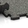 Le gros plan sur le système de connexion des revêtements de sol WARCO 5834 - Dalle événementielle pour extérieur en couleur Granit classique. Les dimensions 500 x 500 x 30 mm.