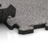 Le gros plan sur le système de connexion des revêtements de sol WARCO 4850 - Dalle d’angle HD en couleur Gris mélange. Les dimensions 235 x 235 x 30 mm.