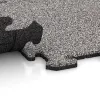 Le gros plan sur le système de connexion des revêtements de sol WARCO 4585 - Dalle sportive 1,8 cm en couleur Gris mélange. Les dimensions 500 x 500 x 18 mm.