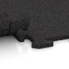 Le gros plan sur le système de connexion des revêtements de sol WARCO 3953 - Dalle polyvalente pour chiens en couleur Anthracite. Les dimensions 100 x 100 x 1,8 cm | 1,00 m².
