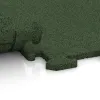 Le gros plan sur le système de connexion des revêtements de sol WARCO 3961 - Revêtement sportif pour chiens HD en couleur Vert gazon. Les dimensions 1000 x 1000 x 18 mm.