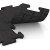 Le gros plan sur le système de connexion des revêtements de sol WARCO 4679 - Dalle de rive HD en couleur Noir. Les dimensions 500 x 235 x 18 mm.