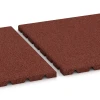 Le gros plan sur le système de connexion des revêtements de sol WARCO 3966 - Dalle de sol pour chien en couleur Rouge brique. Les dimensions 50 × 50 × 2,5 cm.