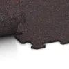 Le gros plan sur le système de connexion des revêtements de sol WARCO 1049 - Sol de Fitness Compact en couleur Rouge doux moucheté. Les dimensions 970 x 970 x 8 mm.