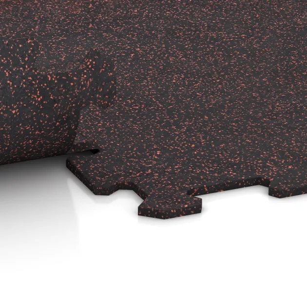 Le gros plan sur le système de connexion des revêtements de sol WARCO 1049 - Sol de Fitness Compact en couleur Rouge doux moucheté. Les dimensions 970 x 970 x 8 mm.