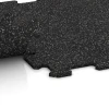 Le gros plan sur le système de connexion des revêtements de sol WARCO 0920 - Sol de Fitness Compact en couleur Gris doux moucheté. Les dimensions 485 x 485 x 8 mm | 0,235 m².