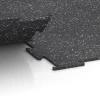 Le gros plan sur le système de connexion des revêtements de sol WARCO 6452 - Sol de Fitness Compact en couleur Gris doux moucheté. Les dimensions 100 × 100 × 0,8 cm.