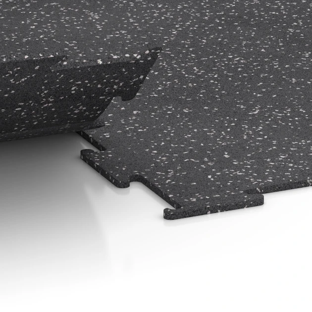 Le gros plan sur le système de connexion des revêtements de sol WARCO 6452 - Sol de Fitness Compact en couleur Gris doux moucheté. Les dimensions 100 × 100 × 0,8 cm.