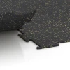 Le gros plan sur le système de connexion des revêtements de sol WARCO 6454 - Sol de Fitness Compact en couleur Jaune doux moucheté. Les dimensions 100 × 100 × 0,8 cm.