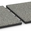 Le gros plan sur le système de connexion des revêtements de sol WARCO 6414 - Dalle amortissante – 90 cm en couleur Granit gris. Les dimensions 50 x 50 x 3 cm.