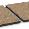 Le gros plan sur le système de connexion des revêtements de sol WARCO 6421 - Dalle amortissante – 90 cm en couleur Rattan. Les dimensions 50 x 50 x 3 cm.