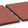 Le gros plan sur le système de connexion des revêtements de sol WARCO 6179 - Dalle de terrasse Classic en couleur Rouge tomate. Les dimensions 50 x 50 x 3 cm | 0,25 m².