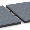 Le gros plan sur le système de connexion des revêtements de sol WARCO 6181 - Dalle de terrasse Classic en couleur Gris graphite. Les dimensions 50 x 50 x 3 cm | 0,25 m².
