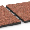 Le gros plan sur le système de connexion des revêtements de sol WARCO 6417 - Dalle amortissante – 90 cm en couleur Etna. Les dimensions 50 x 50 x 3 cm | 0,25 m².