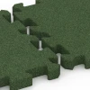 Le gros plan sur le système de connexion des revêtements de sol WARCO 6982 - Dalles de terrain multisport en couleur Vert herbe. Les dimensions 50 x 50 x 4 cm | 0,25 m².