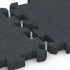 Le gros plan sur le système de connexion des revêtements de sol WARCO 6996 - Dalle de sol fitness en couleur Gris ardoise. Les dimensions 50 x 50 x 4 cm | 0,25 m².