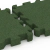 Le gros plan sur le système de connexion des revêtements de sol WARCO 6311 - Dalle amortissante à emboîtement puzzle en couleur Vert herbe. Les dimensions 50 x 50 x 6 cm | 0,25 m².